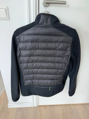 Svart dunjacka från Parajumpers - Säljer nu min svarta parajumper jacka för ett väldigt rimligt pris då jag har växt ur den och vill köpa nått schysst plagg till sommaren. Jackan är använd en sommar och har inge skador så den ser helt ny ut. Kan lösa flera bilder vid intresse. Har tyvärr inte kvittot på den.