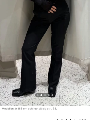 Svarta kostymbyxor  - Snygga svarta bootcut kostymbyxor  med hög midja och utsvängda ben. Perfekta för en trendig och stilren look. Passar till både sneakers och boots. Klassisk femficksmodell och stretchigt material för skön passform.