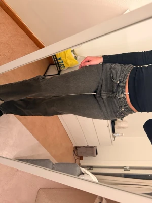 Grå raka jeans från Perfect Jeans - Snygga grå jeans från Perfect Jeans i rak modell med klassisk femficksdesign och hög midja. Jeansen har en stilren tvätt och är tillverkade i ett mjukt denimtyg som sitter bekvämt. Perfekta till en enkel topp eller hoodie. Helt oanvända!