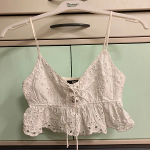 🍒Linnetopp i broderie anglaise🍒 - 🍒BOHO CHIC🍒Trendig söt topp i broderie anglaise med smala reglerbara axelband och smock i ryggen för bättre passform. Se bild 5 för trendinspiration!  OBS gulnade kanter runt om upptill fram och bak och gulnade axelband.🍒