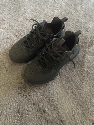 Nike reacts vision  - Säljer ett par Nike reacts visions som är i storlek 38, de lillebrosans, så säljer dem vidare. Helt nya.