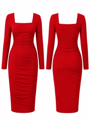 Röd långärmad bodycon-klänning - Snygg röd bodycon-klänning med lång ärm och fyrkantig urringning. Klänningen har figurnära passform och rynkade detaljer längs sidorna för en smickrande siluett. Perfekt för dig som vill sticka ut med en klassisk men trendig look.