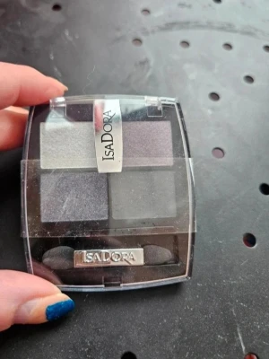 Isadora ögonskugga 19 Rockstar - Säljer en eyeshadow quartet nummer 19 Rockstar från Isadora. självklart förseglad. Kan även hämtas i Partille E3