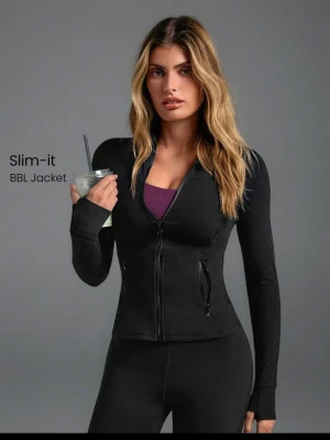 Zip up träningsjacka  - Träningskofta zip up. Sitter så så fint kostar 450kr+ frakt 59kr cirka. Jag säljer för 300kr. Från Shein märket Glowmode