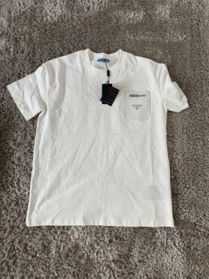 Designer T-shirt med ficka - Aldrig använd t-shirt 