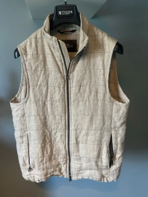 Beige quilted Oscar Jacobson Väst - Tjena, säljer min OJ väst då den ej kommit till användning. Strl: S