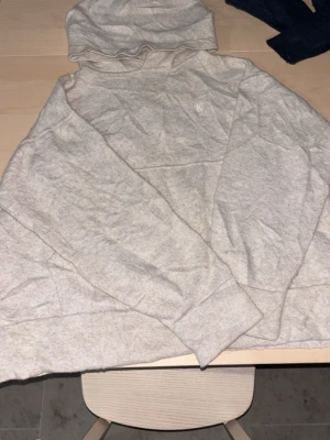 Beige hoodie från Calvin Klein - Snygg beige hoodie från Calvin Klein med diskret logga på bröstet. Mjuk och skön bomullsblandning,cashmir. Klassisk huva och ribbade muddar vid ärmslut och nederkant.Pris kan diskuteras. Storlek passar som S