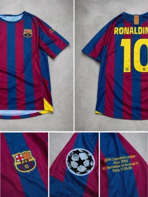 Barcelona Ronaldinho matchtröja 2006 - Säljer en ikonisk Barcelona matchtröja från Champions League-finalen 2006 med Ronaldinho och nummer 10 på ryggen. Tröjan har blå och vinröda ränder, officiella klubbmärket, Champions League-märke och gul textdetalj på ärmen. Tillverkad i lätt, ventilerande material.