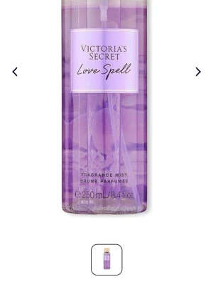 Victoria's Secret Love Spell mist - Fräsch och feminin body mist från Victoria's Secret i doften Love Spell. Flaskan är genomskinlig med lila vätska och har ett elegant guldlock. Rymmer 250 ml och har en modern, stilren design som passar perfekt i väskan eller på hyllan.