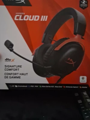 HyperX Cloud III gamingheadset - HyperX Cloud III är ett gamingheadset med svart  design, over-ear-kåpor och justerbar mikrofon. Headsetet har mjuka öronkuddar för extra komfort och är kompatibelt med PC, konsoler och mobiler. Perfekt för gaming och kommunikation online.