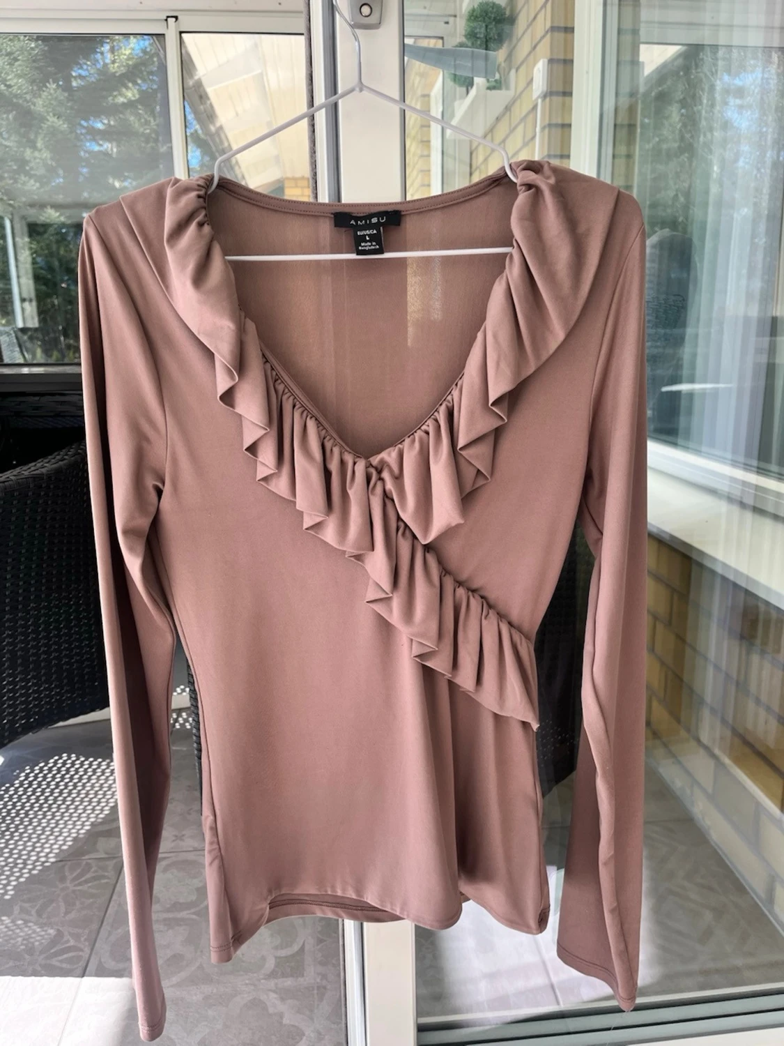 Beige omlottopp med volang