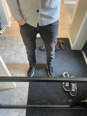 Svarta slim fit jeans från Lee - Snygga svarta slim fit jeans från Lee med klassisk femficksdesign och dragkedjegylf. Jeansen har en smal passform och är tillverkade i stretchigt denimtyg för extra komfort. Perfekta för en trendig och avslappnad stil.