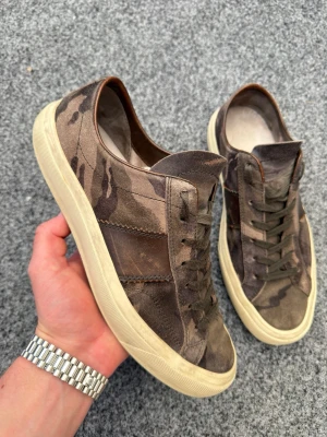 Tom ford skor - Säljer dessa sjukt feta tom ford skor! Size 41-42! Innersula 28cm! Skick 8/10 använda men myxket liv kvar och riktigt fina! Sjukt sällsynt modell och cammo färgen är sjukt fet! Materialet är mocka. Nypris ca 11.000kr. Hör av dig vid frågor eller andra funderingar 💯