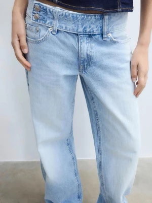 Ljusblå raka-ish jeans med låg midja - Ljusblå raka jeans från Stradivarius. Dom är lågmidjade och har skit snygg välte design vid knapparna! Dom sitter väldigt bra runt höfterna! Köpte två par men bestämde mig för att behålla en annan färg. Lapp och allt är kvar på! Nypris: 399 storlek 38 men är lite mer 36 enligt mig. Brukar ha både 36/38 på jeans beroende på hurdan vill att dom ska sitta. 