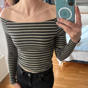 Randig offshoulder tröja  - Randig offshoulder tröja från Pull & Bears i storlek XXS.