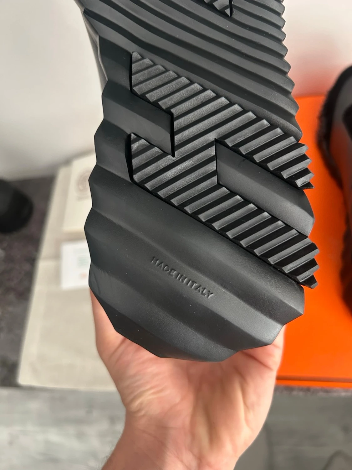 Svarta sneakers med unik sula - 4