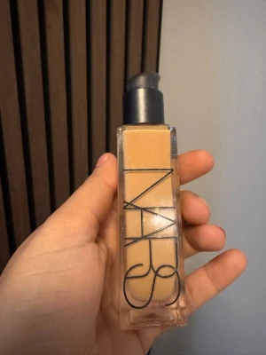 Nars natural radiant longwear foundation  - I färgen vanuatu.   Använd ett fåtal gånger 