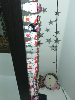 Hello Kitty och Kuromi figurer mystery box!! - Samling med små Hello Kitty och Kuromi figurer i plast. Man får 1 för 15 kr och 5 för 50!! 10 för 100!! Man får helt random och med köpet kommer klistermärken 💞 