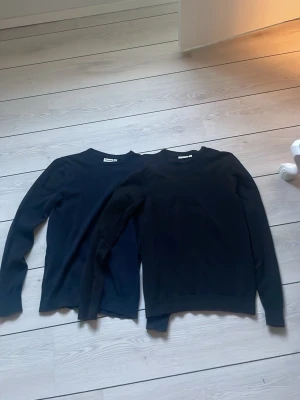 Två stickade tröjor - Två stycken stickade tröjor från Kappahl i bra skick. Skriv vid frågor