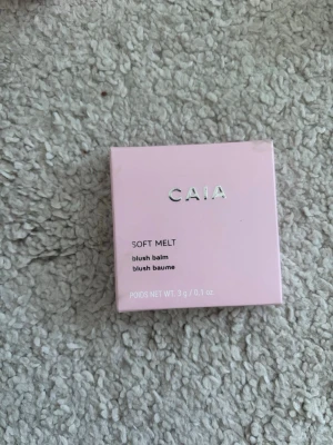 Oöppnad CAIA Soft Melt Blush Balm Butter Toast - CAIA Soft Melt Blush Balm i nyansen Butter Toast. Kommer i en söt, ljusrosa fyrkantig förpackning med silvrig text. Krämig formula som smälter in i huden och ger en naturlig finish. Innehåller 3 g produkt. Nypris: 275kr!