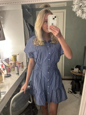 Hm klänning  - Super fin klänning från hm som är helt ny, råka dra av lappen när ja prova den🤩🤗