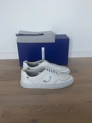 Jacob Cohën skor | 43 - | Säljer ett par Jacob Cohën Dreamer sneakers i ny skick. | Storlek: 43. | Box & Dustbag ingår. | Hör av dig vid frågor eller funderingar.