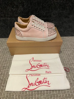 Christian Louboutin skor (nyskick) - Hej, säljer nu dessa svin snygga Loubs skor. Skorna är i extremt bra skick!  Begränsat antal boxar och dustbag. Hör av dig vid frågor. 
