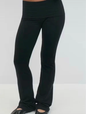 Svarta yoga pants  - Säljer ett par svarta yoga pants med bootcut passform.  Materialet känns mjukt och följsamt mot kroppen. Jättesnygga!!! Skicket är mellan mycket bra och bra, från Ginatricot ❤️