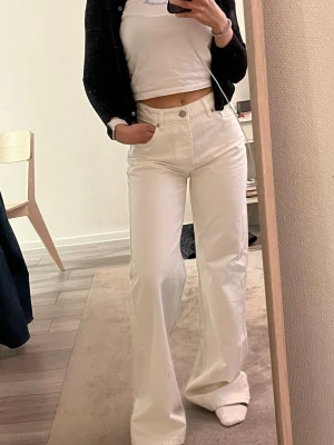Vita vida jeans med hög midja - Vita jeans från Twist&Tango, storlek 27 i midjan. Säljer då de är för långa på mig (163 cm). Använda endast en gång 🩷 original pris 1799 kr och säljer för endast 700kr 