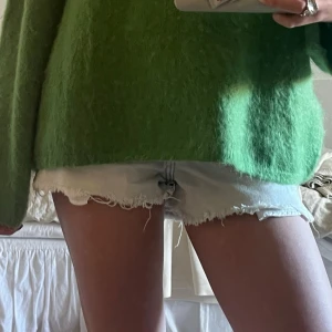 Ljusblå jeansshorts - Säljer ett par ljusblå jeansshorts med fransig kant och slitna detaljer. Perfekt till sommaren!
