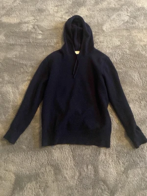 Cashmere hoodie passar xs - Det är en blå cashmere hoodie från sayless i storlek xxs vilket motsvarar 160-165 cm ungefär, den är i bra skick.
