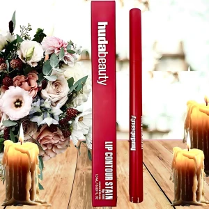 HUDA BEAUTY Lip Contour Lip Stain ”Cherry Red”! - Nya HUDA BEAUTY Lip Contour Lip Stain ”Cherry Red”. Ett läppstift och en läppenna 2-i-1 som är lätt att använda, håller länge, inte överförs, är felfri och sitter kvar i 12 timmar. 1 ml. Oanvänd med kartong