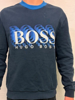 Boss hoodie - |Pris går att diskuteras| Boss hoodie i storlek S. Boss logga med mörkblåa detalier.