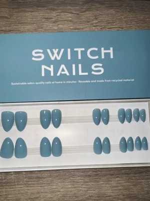 Switch Nails Blue-ish Almond Short - Press-on naglar från Switch Nails i färgen Blue-ish. Naglarna har en kort mandelform och är tillverkade av återvunnet material. Snygg blå nyans som ger en fräsch look. Återanvändbara och enkla att applicera hemma. Säljes utan tillbehör 