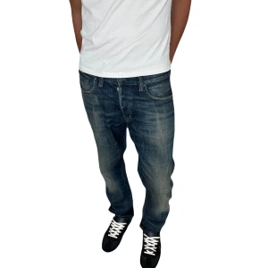 Ralph Lauren denim and supply jeans  - Säljer dessa as feta jeans från Ralph Lauren, priset kan såklart diskuteras, otroligt feta, fet tvätt på dom samt passform.  Storlek 33/32. Patchen bak har krympt lite som visas på sista bilden men inget man märker. Hör av er vid frågor!