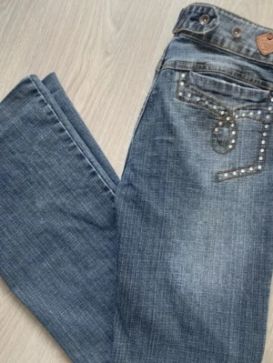 Snygga lowwaist jeans  - Super snygga low waist jeans i strl S/36. Inga defekter förutom på dragkedjan med den funkar. Skriv för ev frågor🥰