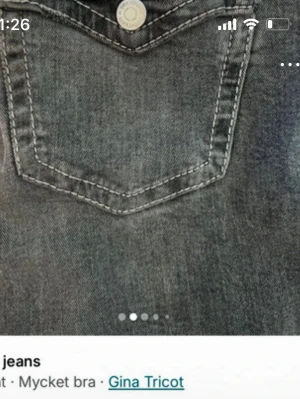 Grå jeans från Gina Tricot - Säljer ett par snygga utsvängda och lågmidjade grå jeans från Gina Tricot i storlek 152, med klassisk femficksdesign och raka ben. Jeansen har tydliga kontrastsömmar och en cool, tvättad look. Perfekta för dig som gillar en avslappnad men trendig stil.                                               Innerbenslängden: 77cm