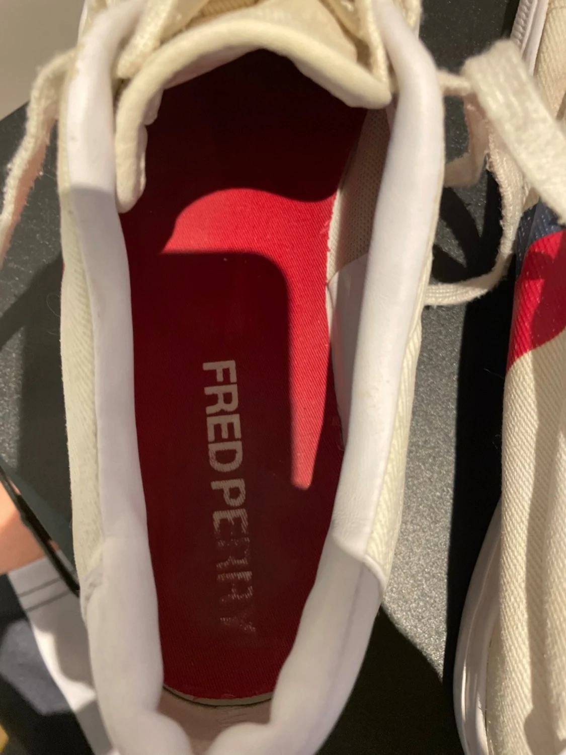 Vita Fred Perry sneakers med logga - 3