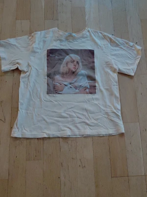 Billie Eilish T-shirt  - T-shirt med tryck av Billie Eilish.