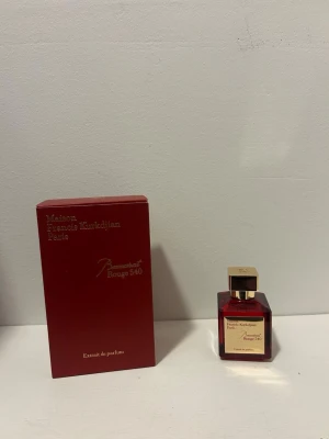 Baccarat Rouge 540 Extrait de Parfum - Lyxig parfym från Maison Francis Kurkdjian, Baccarat Rouge 540 Extrait de Parfum. Flaskan är fyrkantig i röd glas med guldfärgat lock och etikett. Kommer med matchande röd kartong. En ikonisk doft med exklusiv känsla.