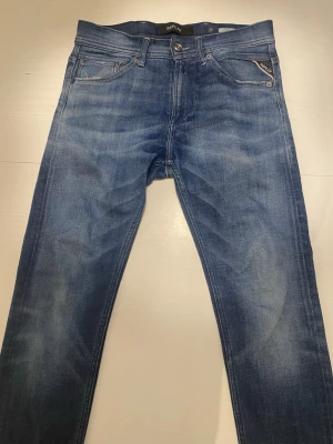 Replay jeans - Ett par feta blåa replay jeans. Pris: 299kr men kan diskuteras. Skick: 9/10=näst intill använda. Storlek:28/30 Modell: Jondrill (typ exakt som anbass)