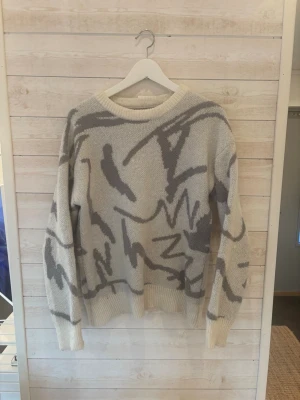  Trendiga mönster tröja - Trendig tjocktröja med coolt mönster, perfekt för dig som vill ha en avslappnad look |||  Tröjan är in syd i midjan för exceptionell passform,för extra 300kr därmed lite dyrare ||| vid frågor eller funderingar. Hör av er /// GC
