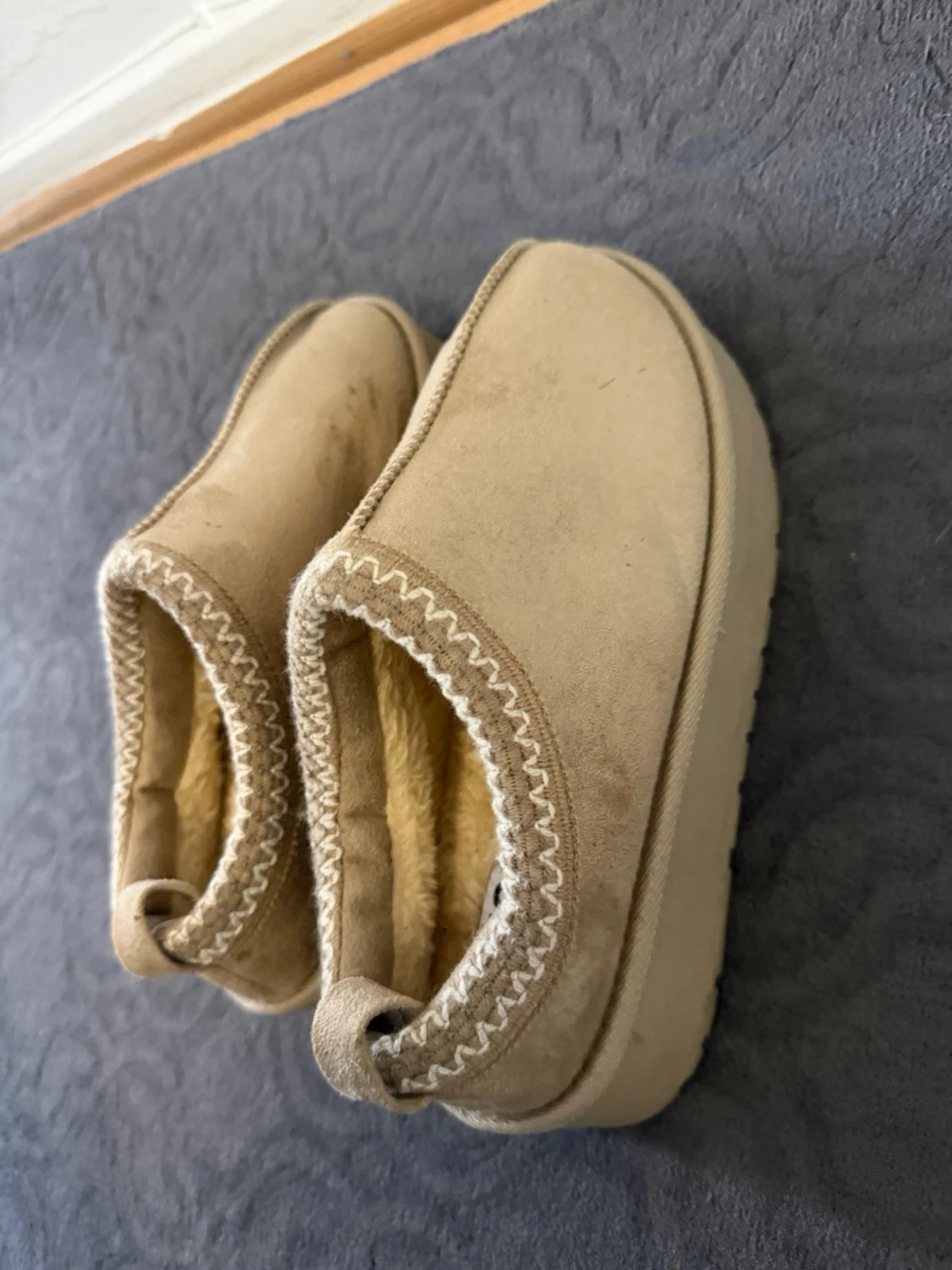 Beige tofflor med ullfoder - 1