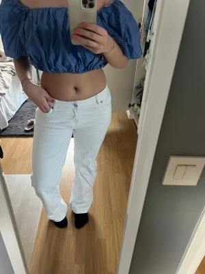 Vita wide leg jeans med mid waist - Säljer ett par vita jeans med wide passform och mid waist i storlek waist 27 och length 32. Jag är 173 cm lång och bär storlek 38 i jeans och dessa går hela vägen ner på mig! Super fint skick förutom att det finns små små skavanker på bakre - nedre benen. Defekterna syns knappt (se bild 5-7) 🌸