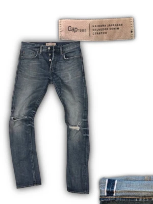 Selvedge Denim | GAP slim fit  - sköna selvedge jeans med några fades och honeycombs. 2 hål på framsidan vilket jag personligen diggar annars är det en lätt fix. Slim fit W30 L30