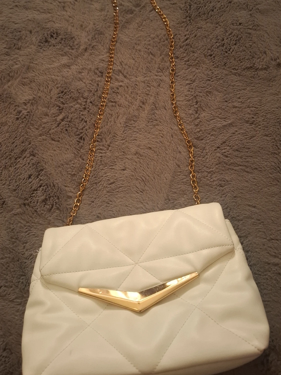 Vit quiltad axelväska med guldkedja