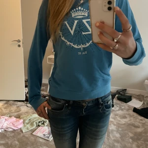 Zadig tröja - Säljer min Zadig sweatshirt då den inte kommer till användning. Köpt förra sommaren och säljer för 350 + frakt. Den har lyckats få hål på något sett under de så kallade ”tummhålen” på båda sidorna. Skriv vid intresse❤️