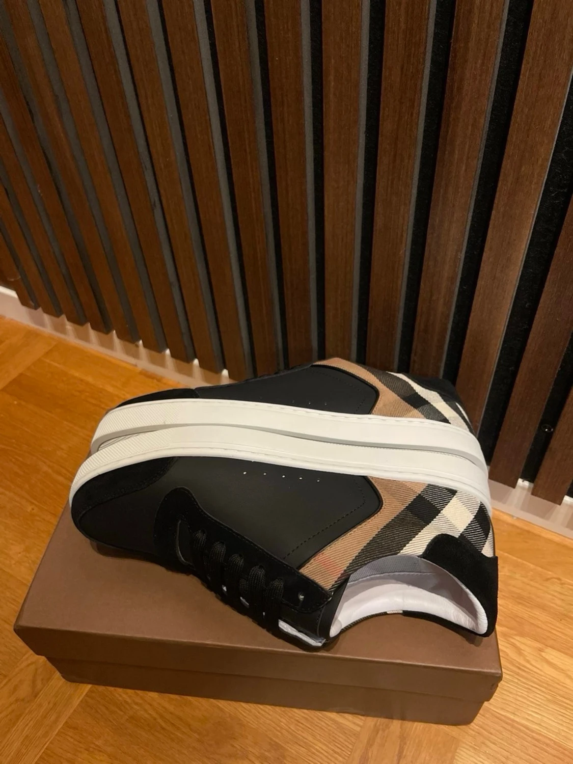 Burberry svarta sneakers med rutmönster - 4