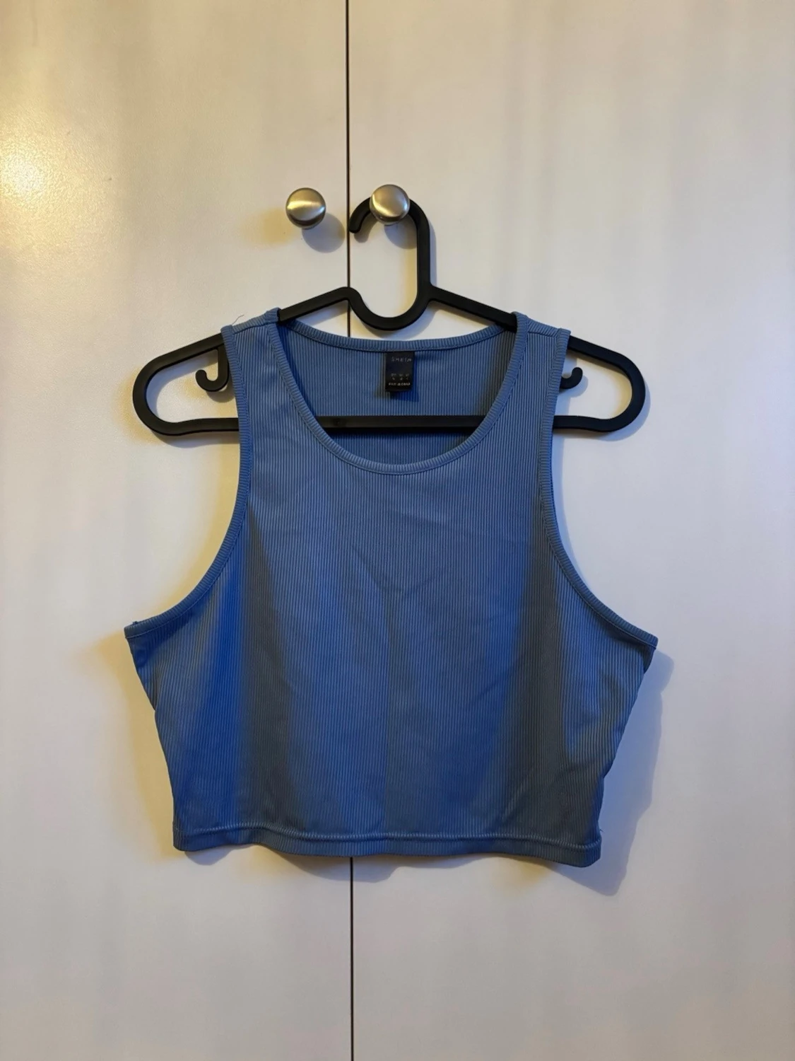 Blå ribbad croppad linnetopp