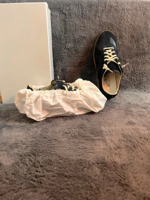 Maison margiela gats (Navy/43) - Maison margiela gats (Navy/43). Helt nya. Använda 1 gång. Box och dustbags tillkommer. Skickar samma dag. Allt og tillkommer. Storlek 43 men passar 44. Om man har några funderingar kan man bara fråga ;)